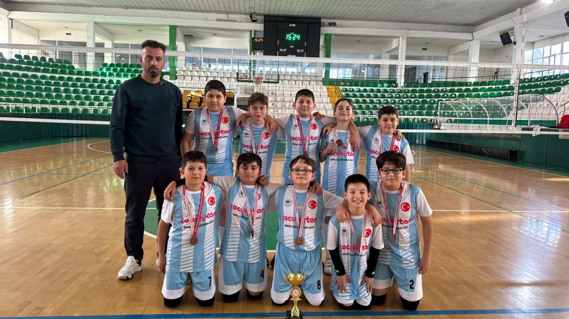 KÜÇÜK ERKEK VOLEYBOL TAKIMIMIZ İL İKİNCİSİ OLMUŞTUR